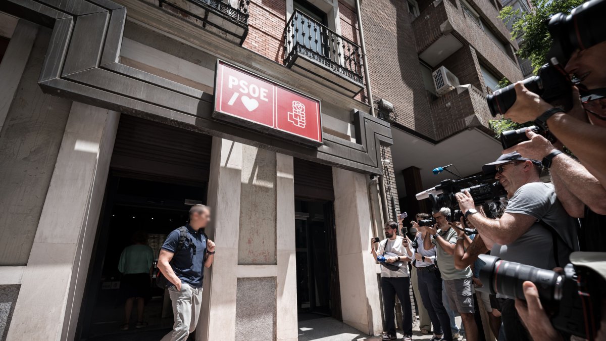 Un agent de la UCO surt de la seu del PSOE al carrer Ferraz de Madrid.