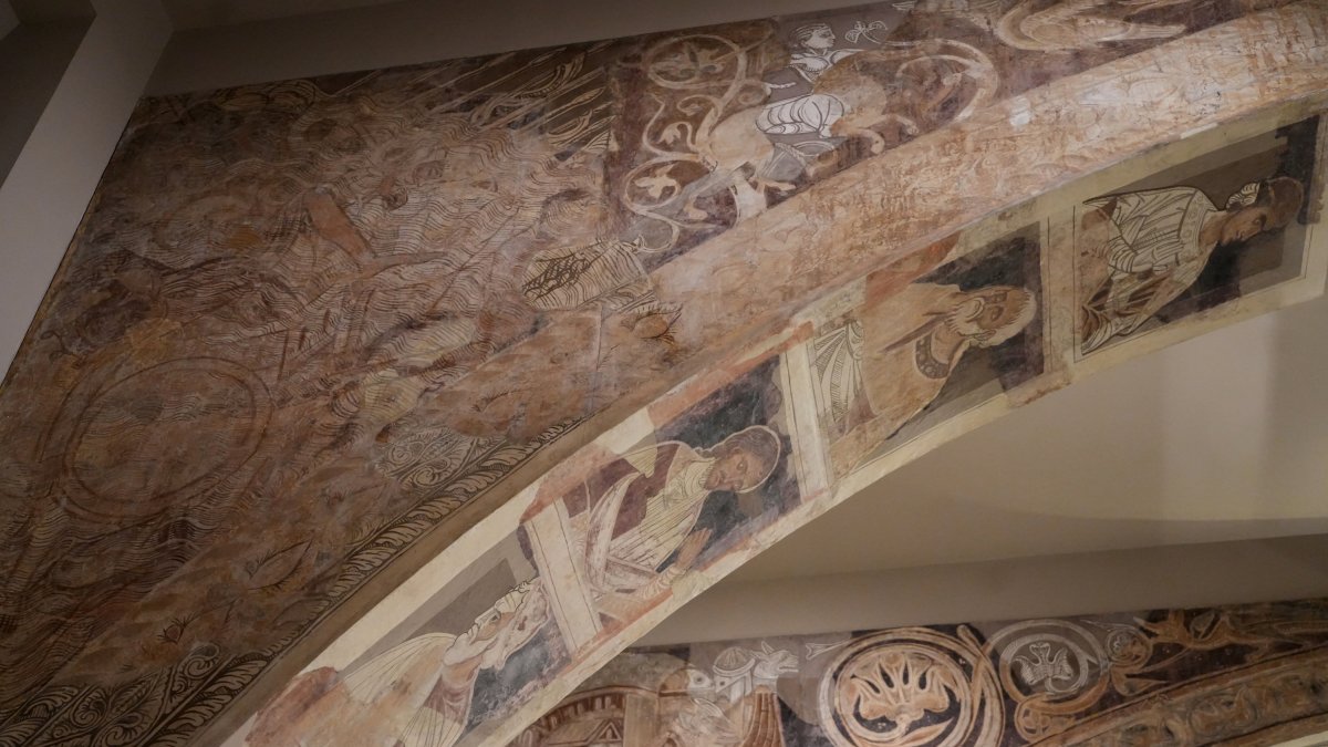 Detalle de la parte superior de la sala donde se encuentran las pinturas murales de Sixena expuestas al MNAC, en Barcelona.