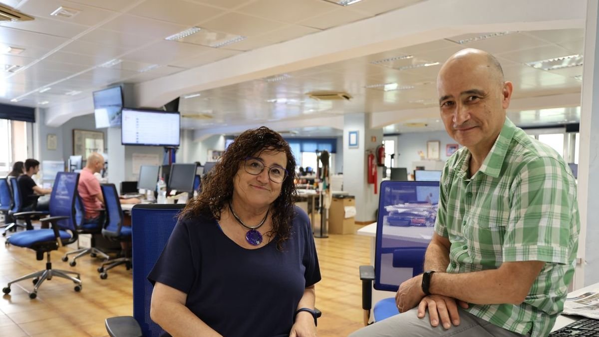 Marisol Noguero y Joan Martí, en la redacción del diario y Lleida TV. - AMADO FORROLLA