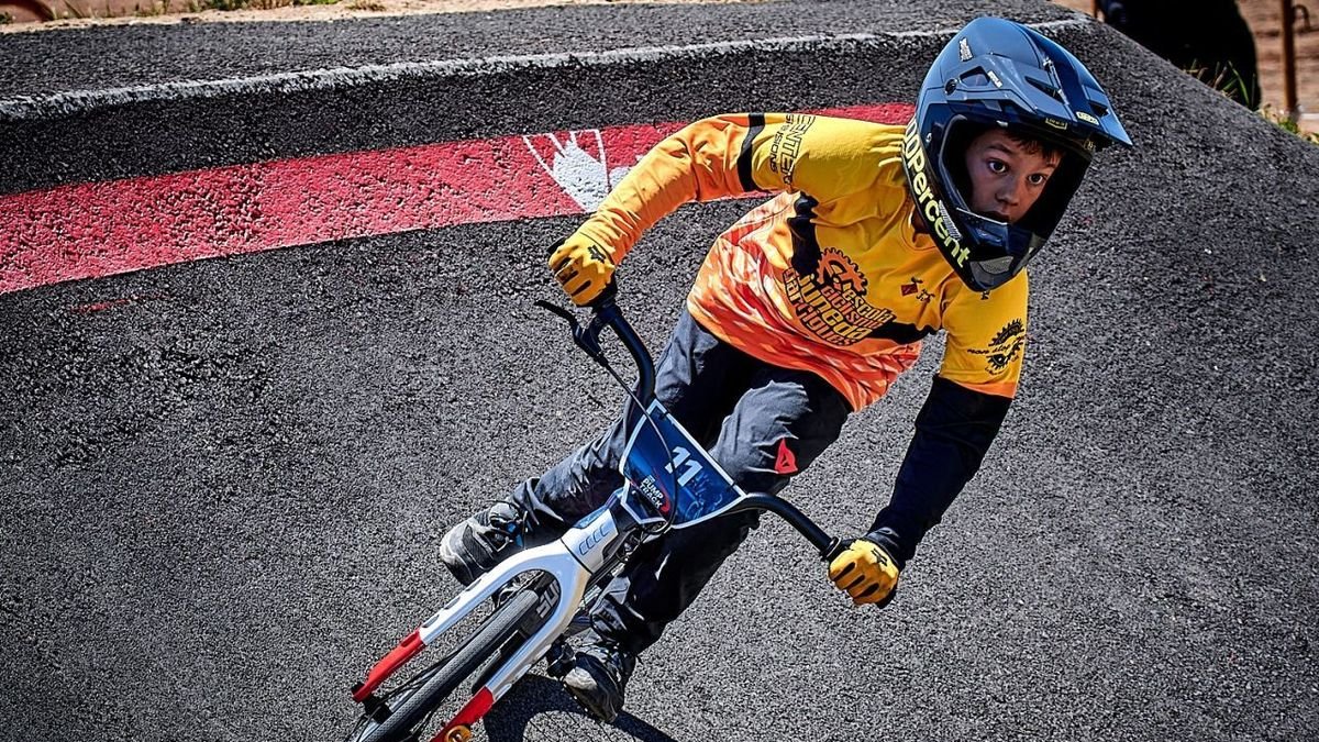Roc y Ona Oto, en plena acción durante la prueba estatal clasificatoria para el Mundial de Pump Track celebrada en mayo en La Rioja. - CÉSAR ULIAQUE