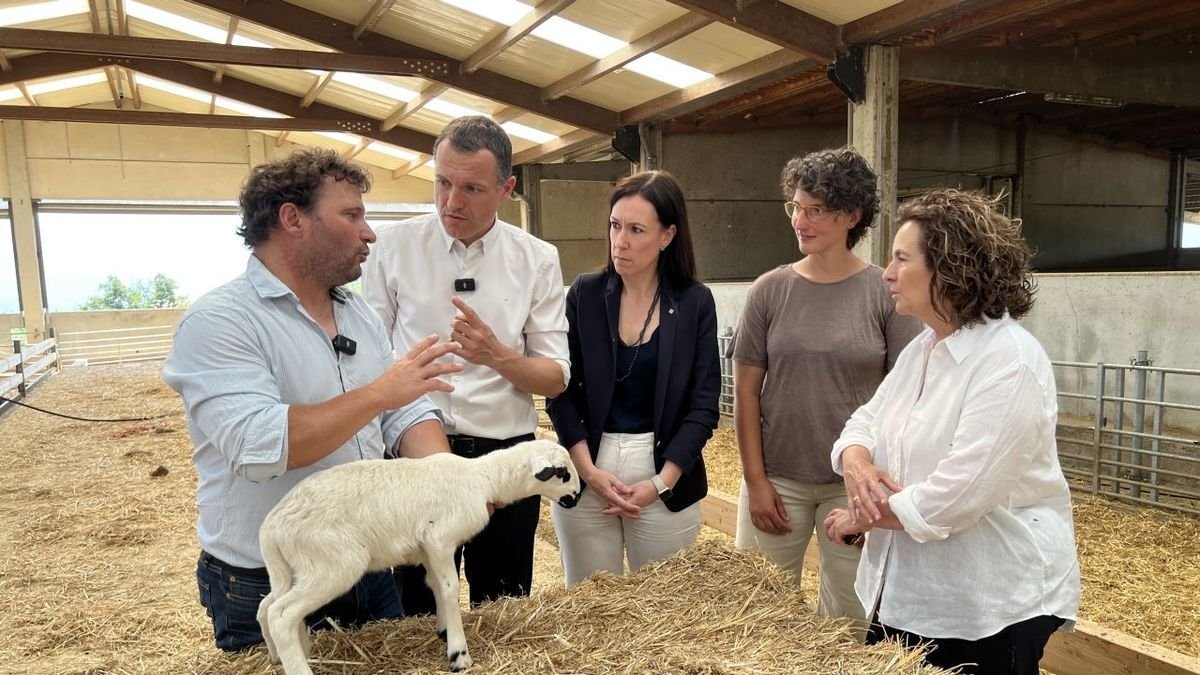Ordeig durante su visita ayer a una granja del Pallars Jussà. - ACN
