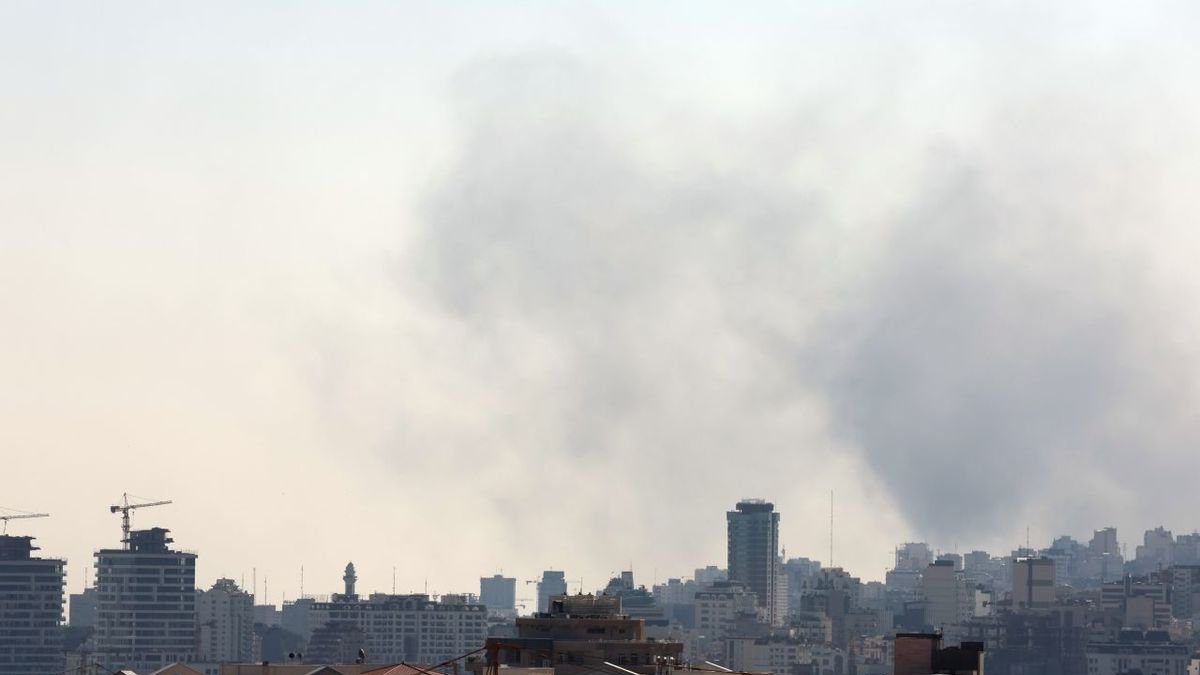 El humo se eleva después de un ataque israelí en Teherán. - EFE