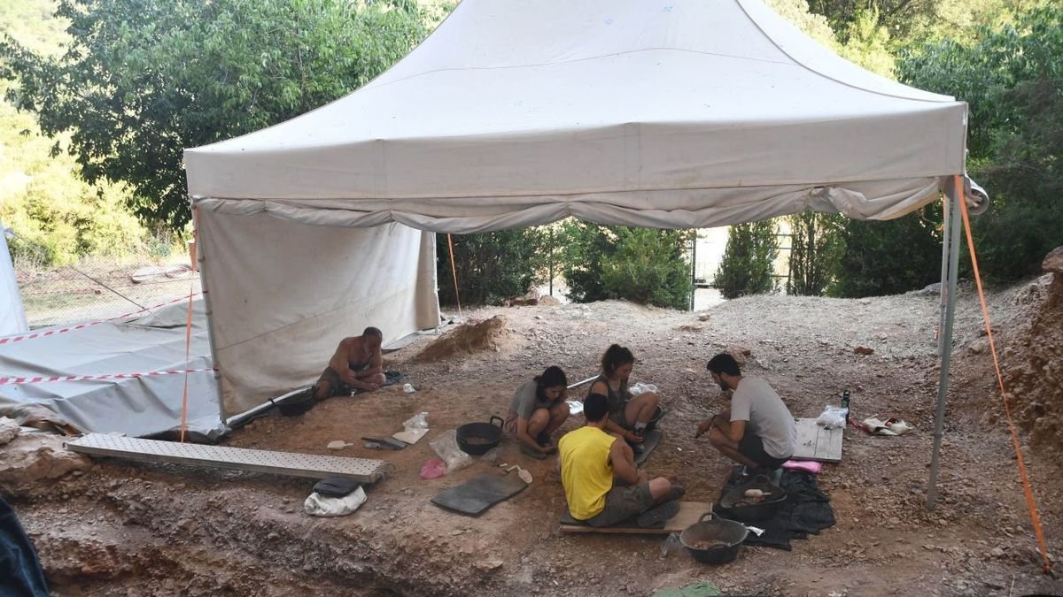 Estudiantes e investigadores en la Cova Gran de Santa Linya esta semana. - AZU M.G.