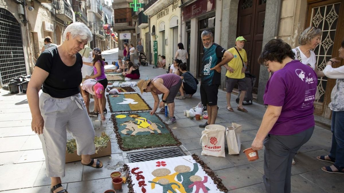 La calle Fluvià de Guissona acogió ayer las alfombras. - CARMINA MARSIÑACH