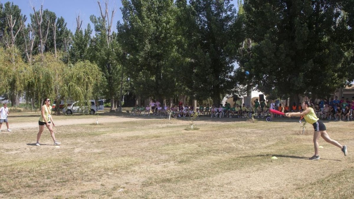 Hi van participar uns 130 joves i la jornada va començar amb un torneig de beisbol. - LAIA PEDRÓS