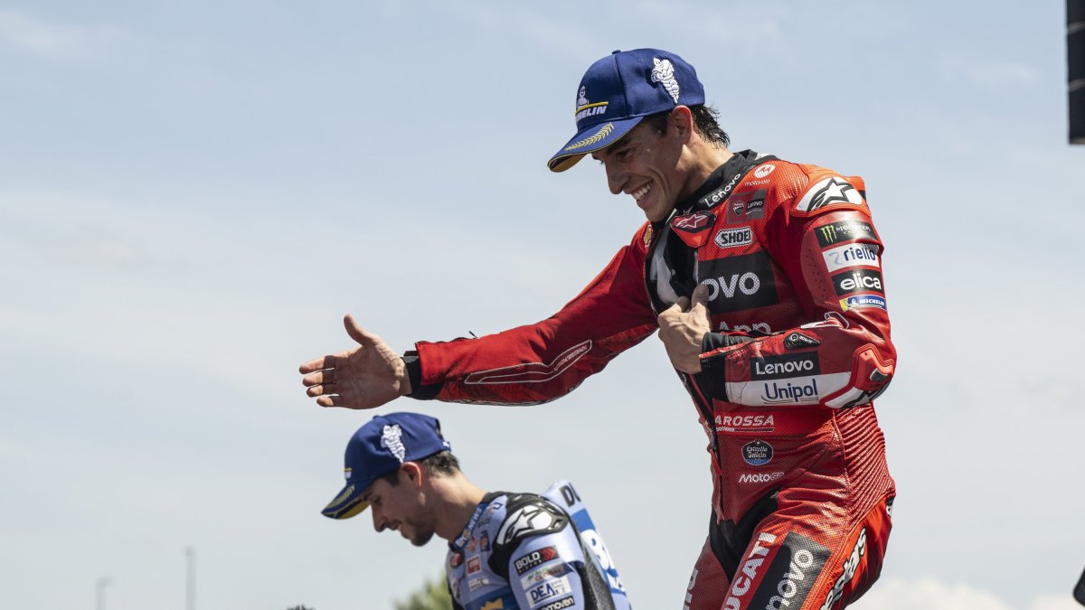 Marc Márquez celebra la victòria.