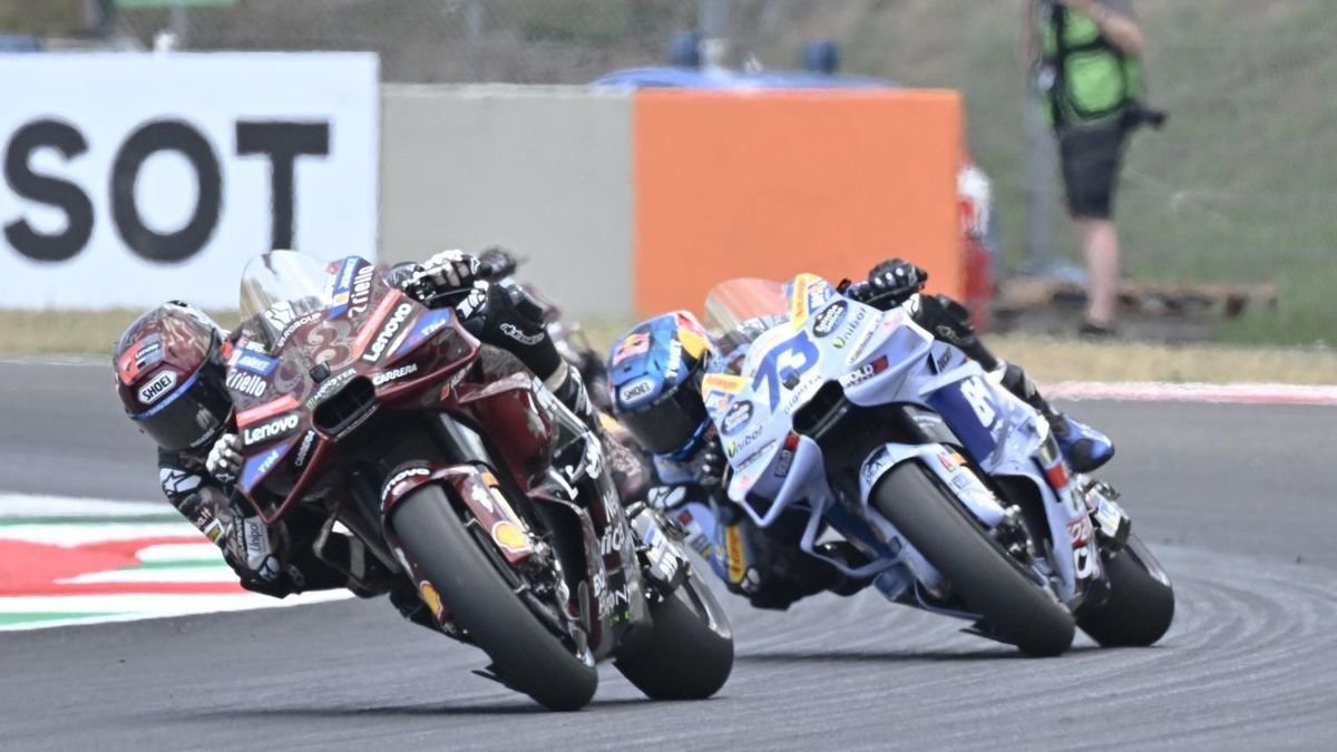 Marc Márquez, por delante de su hermano Àlex, en un momento de la carrera de ayer en la que ambos quedaron primero y segundo, respectivamente. - EFE