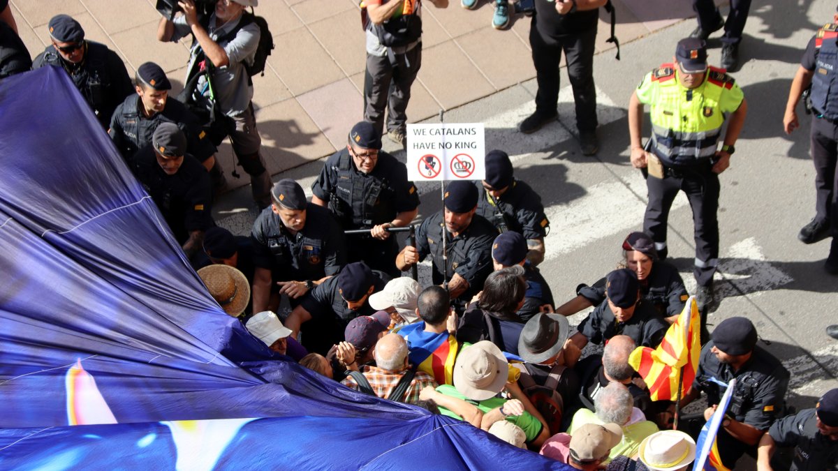 Els Mossos contenen els concentrats per evitar que accedeixin fins a l'Abadia.