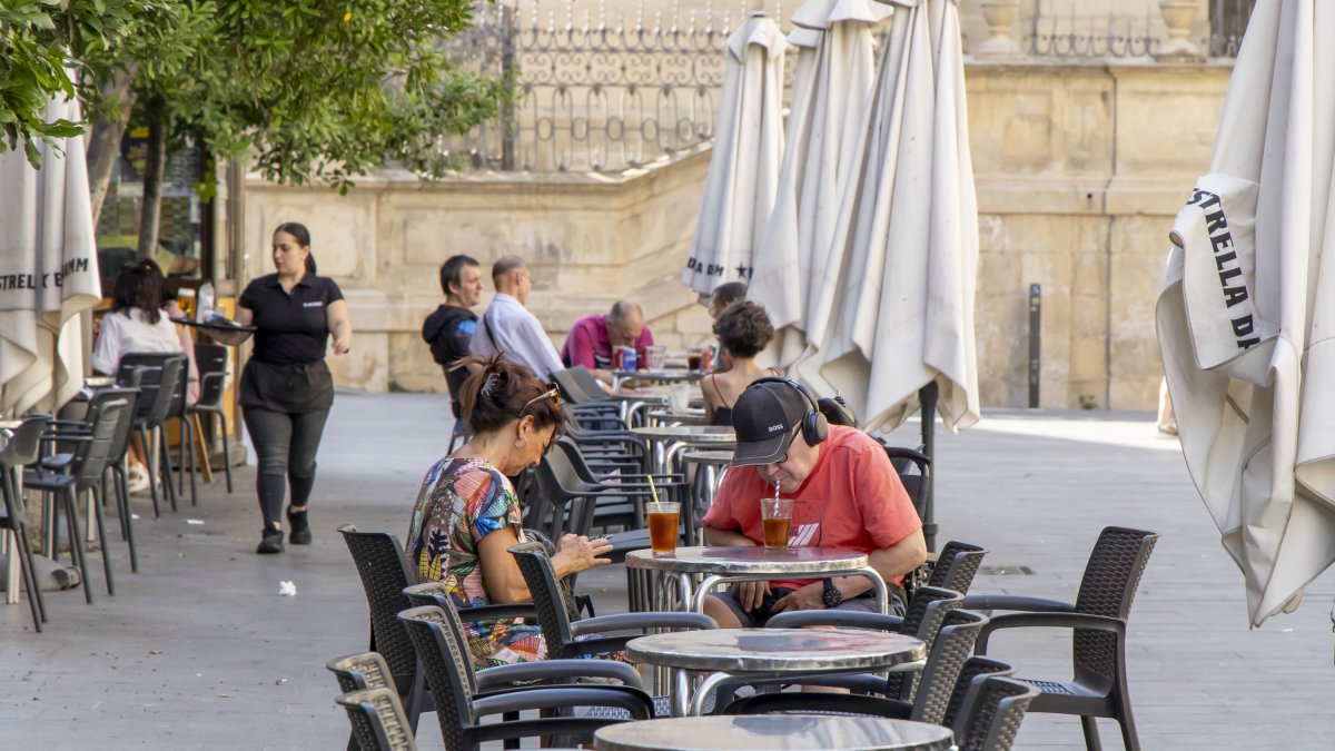 Personas en una terraza en Lleida.