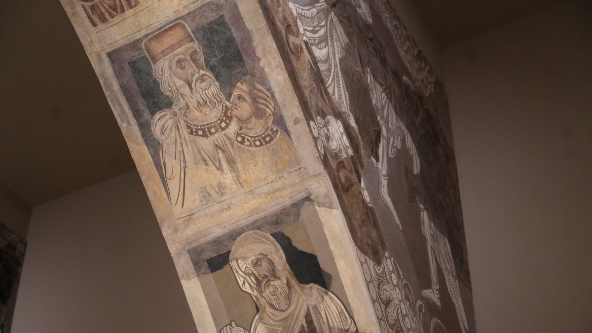 Detall d'una de les pintures murals de Sixena exposades al MNAC, a Barcelona.