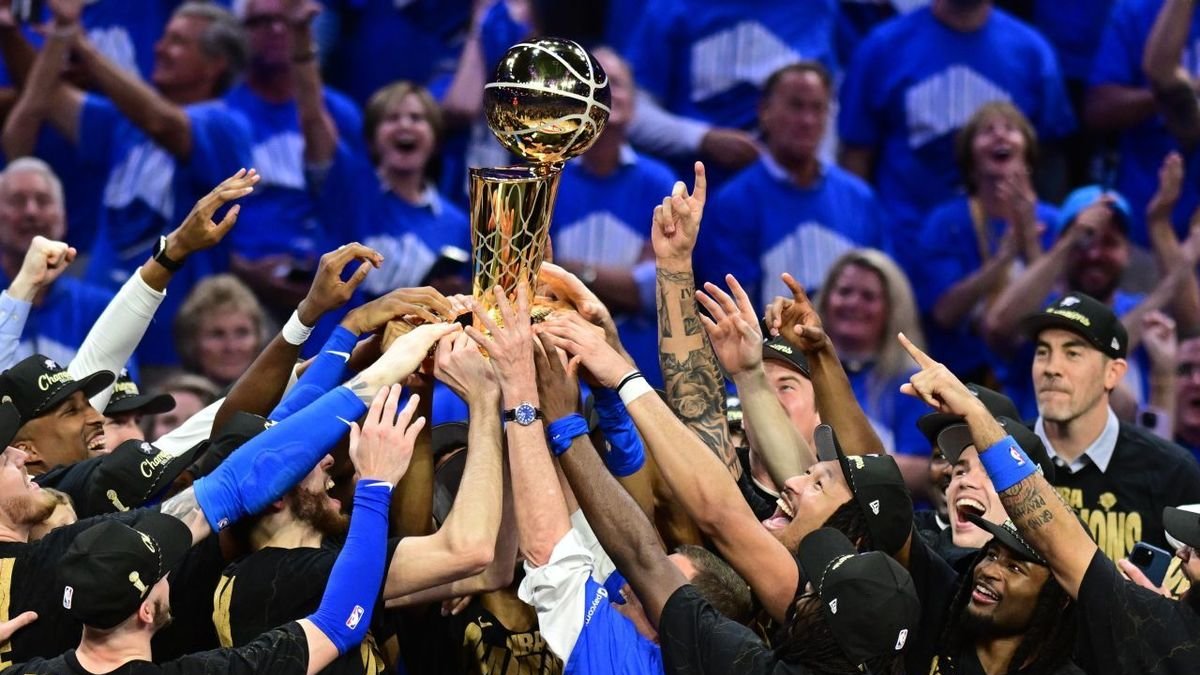 Els jugadors dels Oklahoma Thunders celebren el títol després de derrotar els Pacers. - EFE