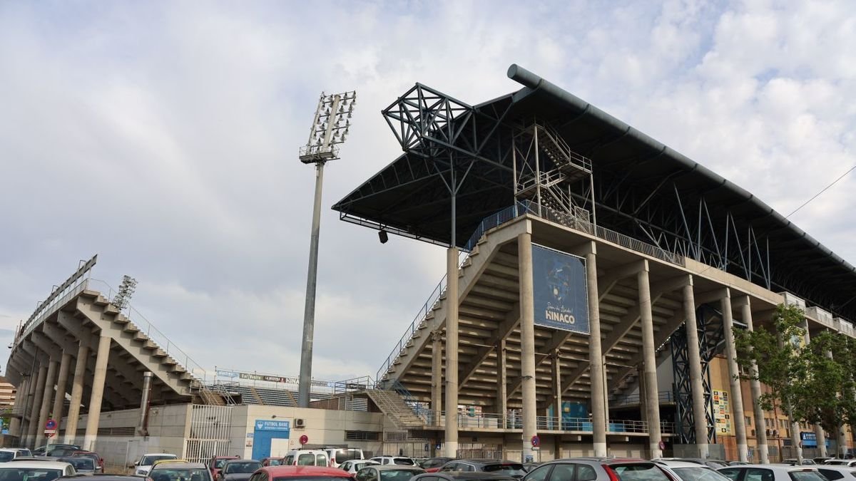 Una vista de l’exterior del Camp d’Esports entre la grada de Tribuna i la de Gol Nord. - AMADO FORROLLA