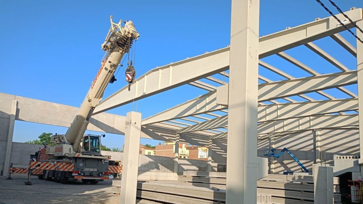 Fa una setmana que la constructora col·loca les peces del pavelló poliesportiu. - E.B.D.