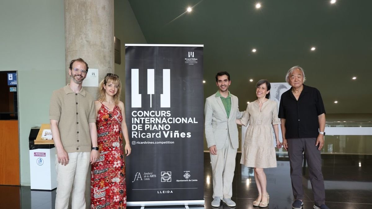 El director artístico del certamen, el leridano Néstor Bayona (izq.), ayer junto a los miembros del jurado. - AMADO FORROLLA