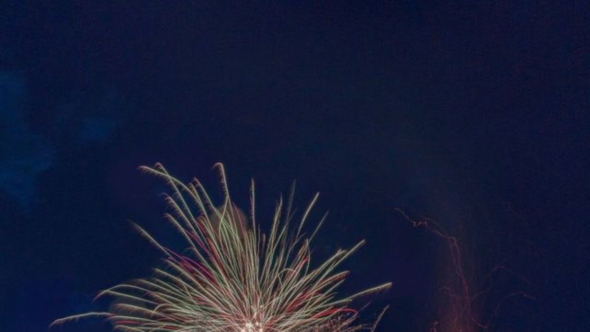 Fuegos artificiales en la Crema deth Taro en Arties. - VAL D’ARAN PHOTOS-VISIT ARTIES