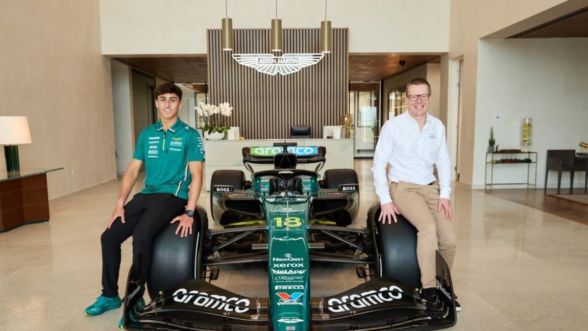 El pilot aranès, dilluns a casa seua de Les, amb alguns dels trofeus que ha aconseguit en la seua carrera. - XAVIER MADRONA