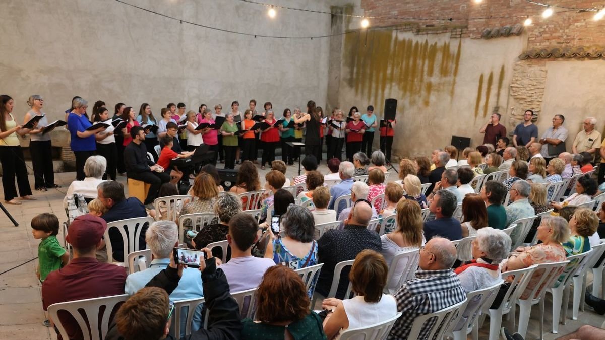 Un momento del concierto, con la actuación de las voces femeninas de ambas formaciones.