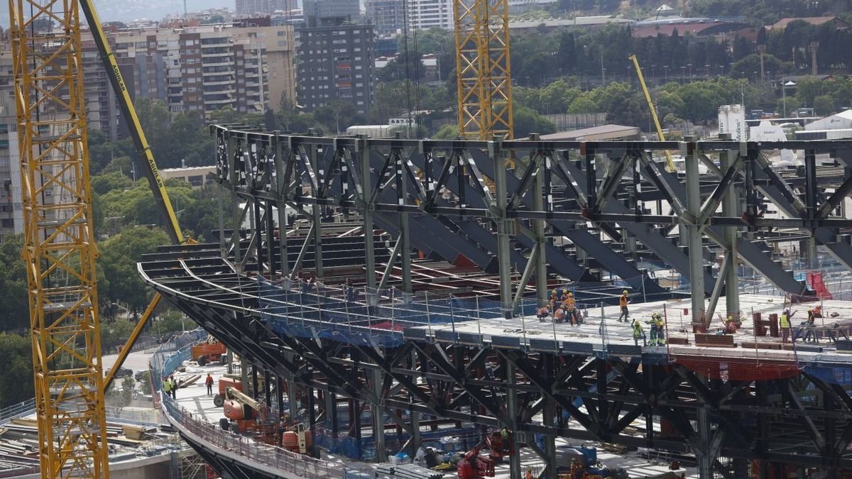 Imatge recent de les obres del Camp Nou, encara amb la tercera grada per construir.