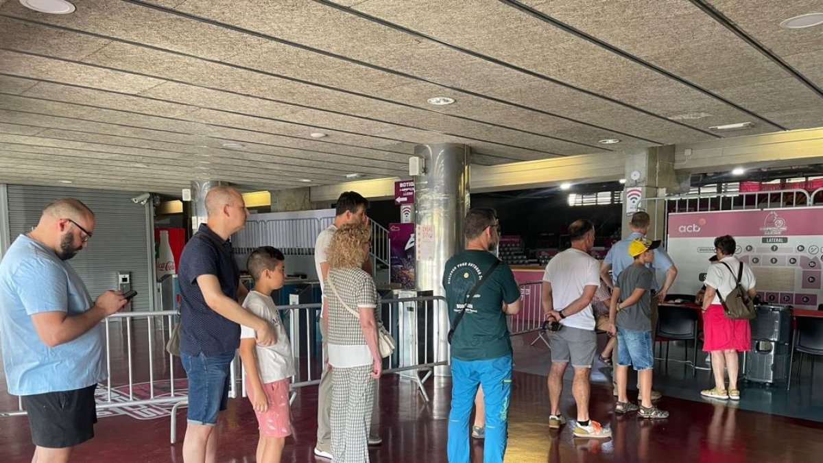 Des de primera hora del dia hi va haver cues d’aficionats per obtenir l’abonament de la pròxima temporada. - FORÇA LLEIDA