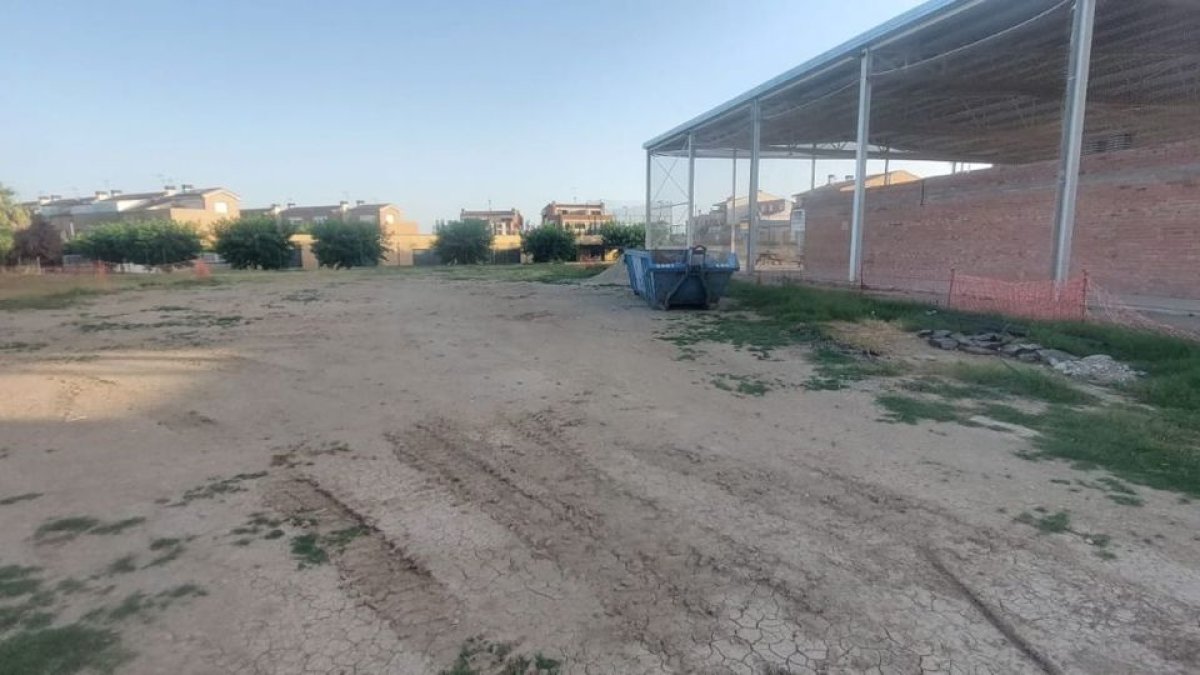 Els terrenys on es construiran les piscines de Vilanova de Segrià, al costat del col·legi i la guarderia. - A.V.S.