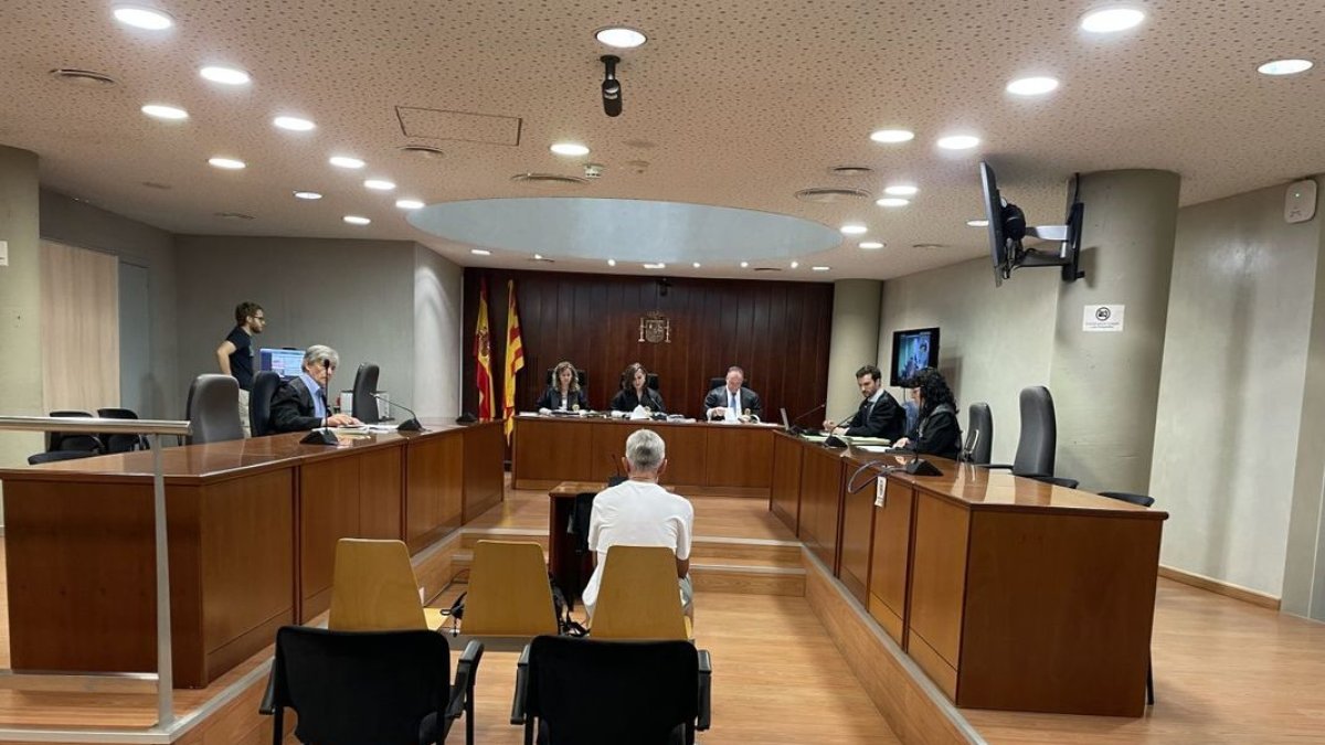 L’acusat, ahir a la banqueta de l’Audiència de Lleida. - A. GUERRERO