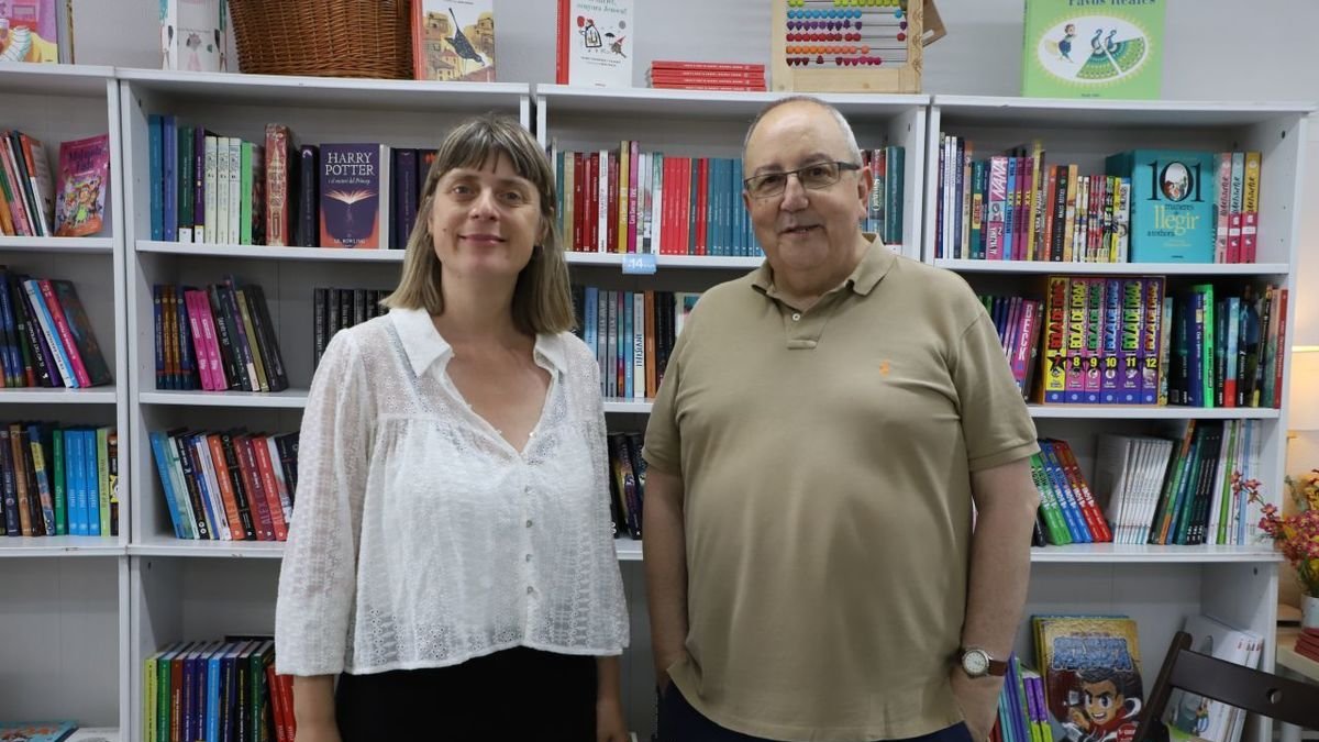 Mertxe París y Antoni Gelonch, ayer en la presentación del certamen en la librería El Genet Blau. - MAGDALENA ALTISENT