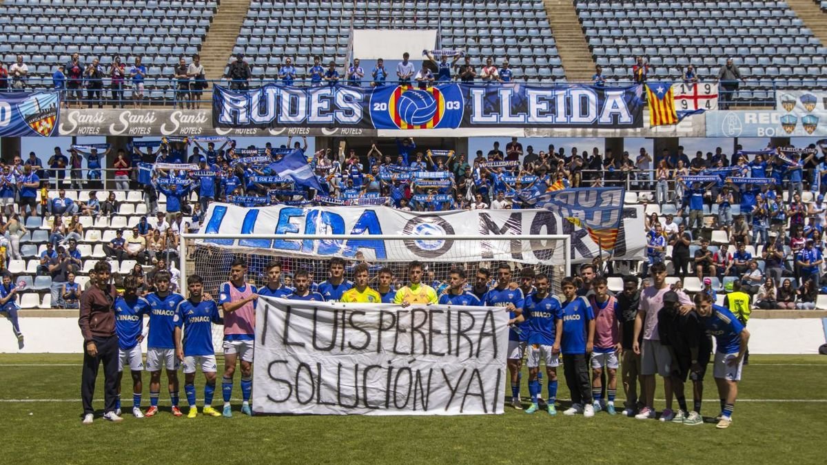 La plantilla del Lleida va protestar contra Pereira en el partit amb l’Espanyol per la falta de cobrament. - JORDI ECHEVARRIA