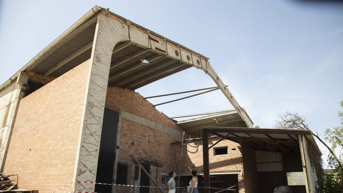 Dos integrantes de Sound de Secà analizando los desperfectos provocados por el fuerte viento. - C.MARSIÑACH