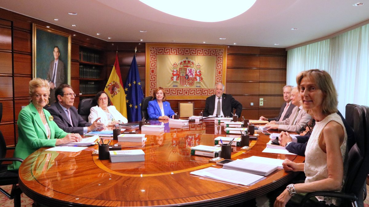El ple del TC, amb el president del tribunal, Cándido Conde-Pumpido, i la vicepresidenta Inmaculada Montalbán, aquest dilluns la reunió per debatre la ponència sobre l'amnistia