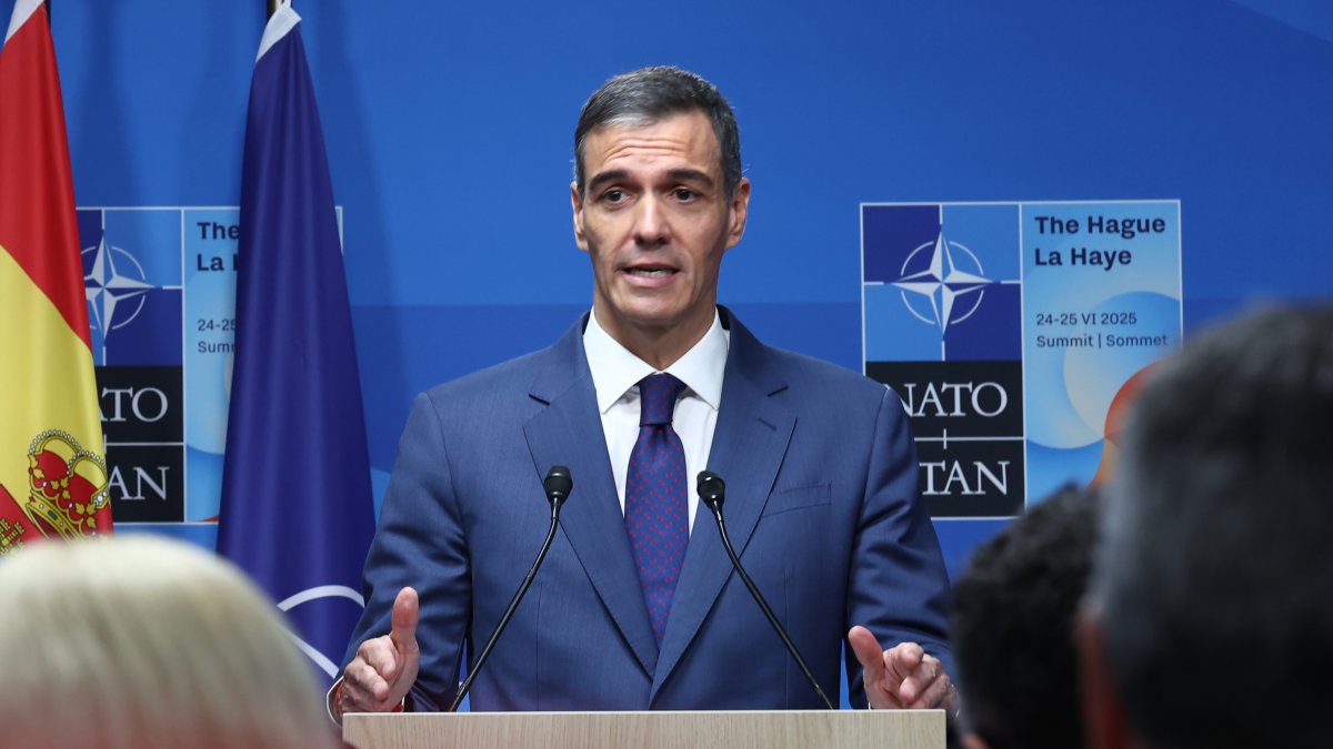 El president espanyol, Pedro Sánchez, durant la roda de premsa posterior a la cimera de l'OTAN de la Haia.