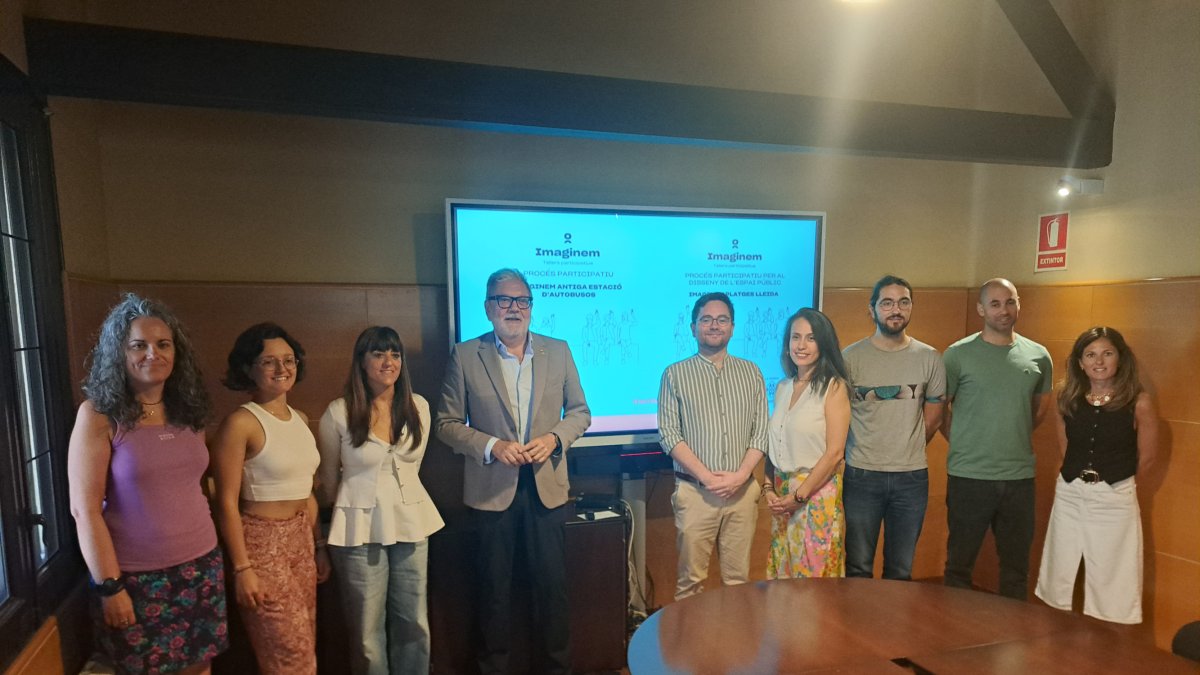 El alcalde, Fèlix Larrosa, y el edil de Participación, Roberto Pino, con los responsables de los procesos participativos.