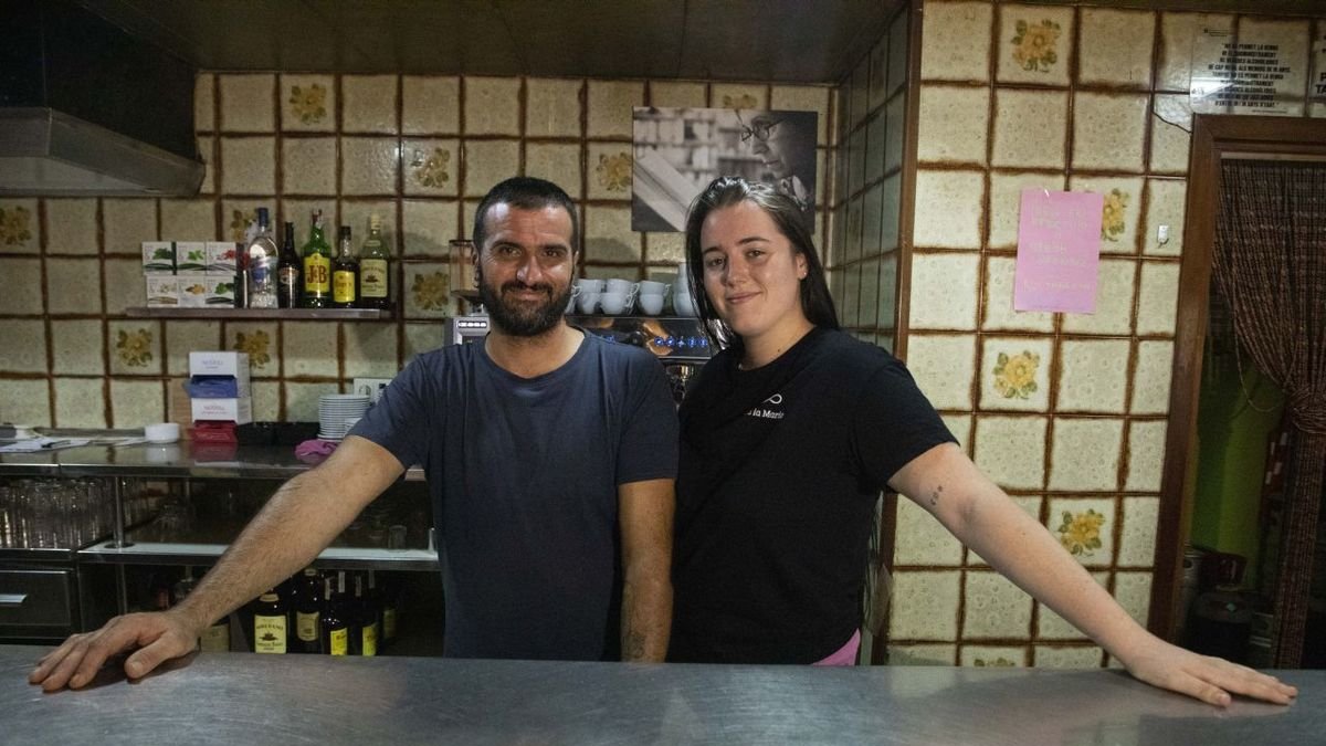 Joan Forn, detrás de la barra con su hija, Ona Forn. - C.MARSIÑACH