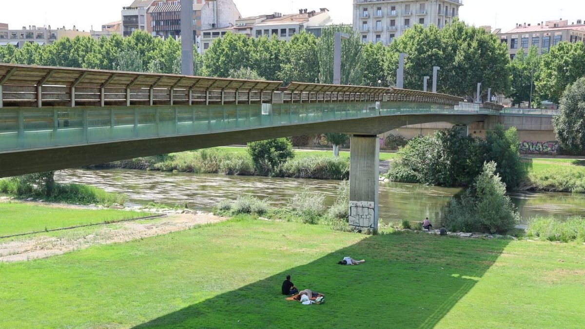 Las sombras van buscadas estas semanas para evitar un golpe de calor. En la imagen, en la canalización. - JORDI ECHEVARRIA