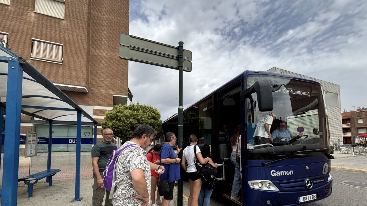 Usuaris de Torrefarrera que dimecres es van quedar sense bus