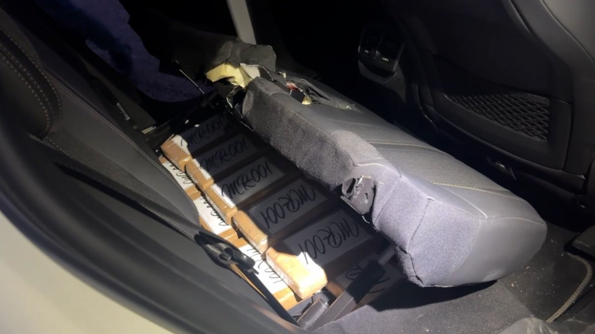 El interior de uno de los vehículos que escondía droga a través de un sistema hidráulico con una app.