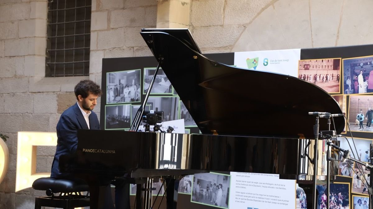 Uno de los semifinalistas del concurso Ricard Viñes, ayer durante su actuación en el patio del IEI. - MAGDALENA ALTISENT