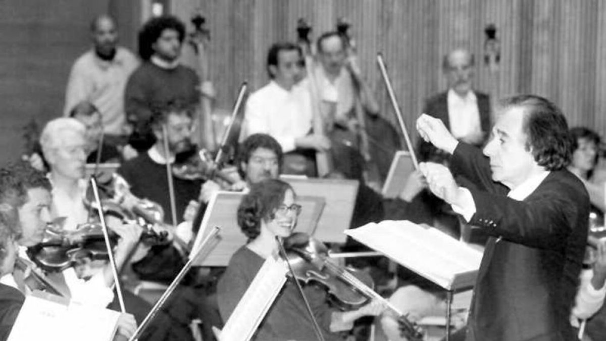 Schifrin durant el concert que va oferir a Lleida el 1998. - LEO DELSHAMS