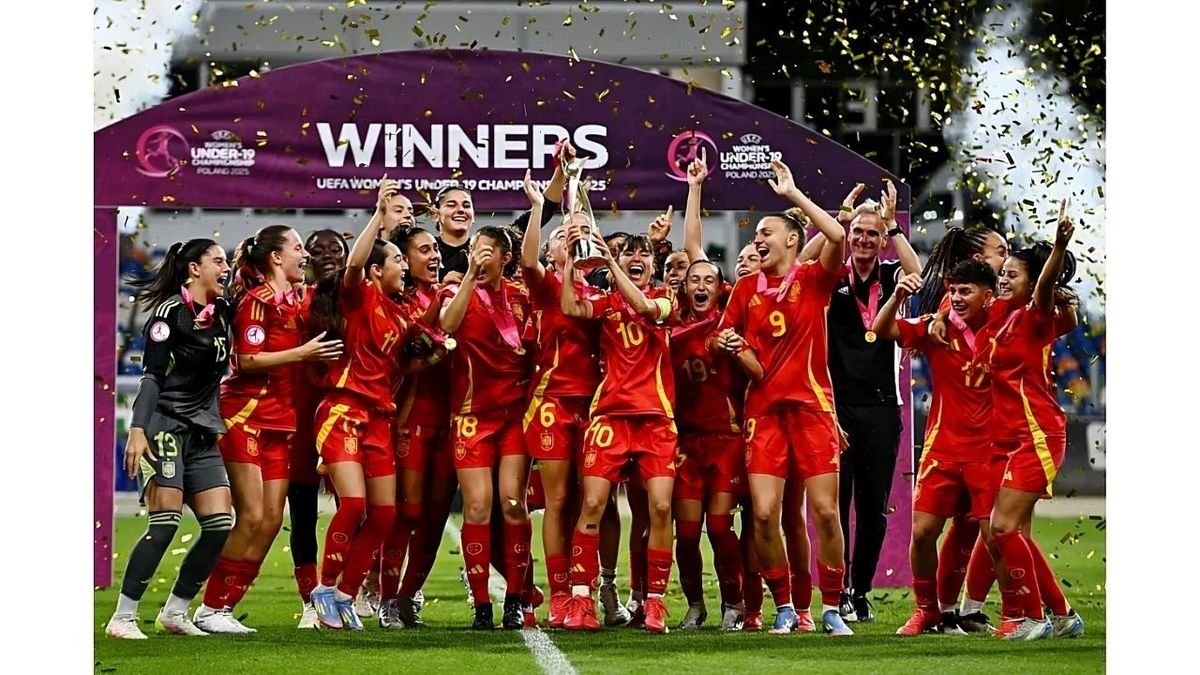 Les jugadores de la selecció sub-19 aixequen el trofeu després de golejar França a la final. - RFEF