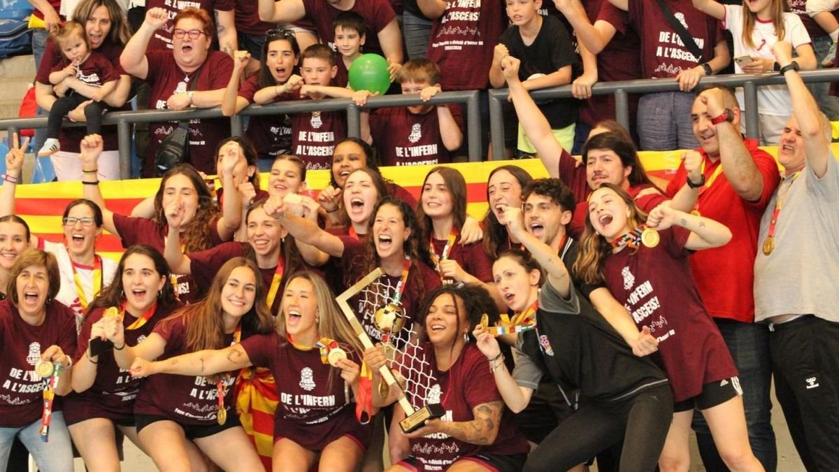 Les lleidatanes celebrant l’ascens de categoria a Saragossa.