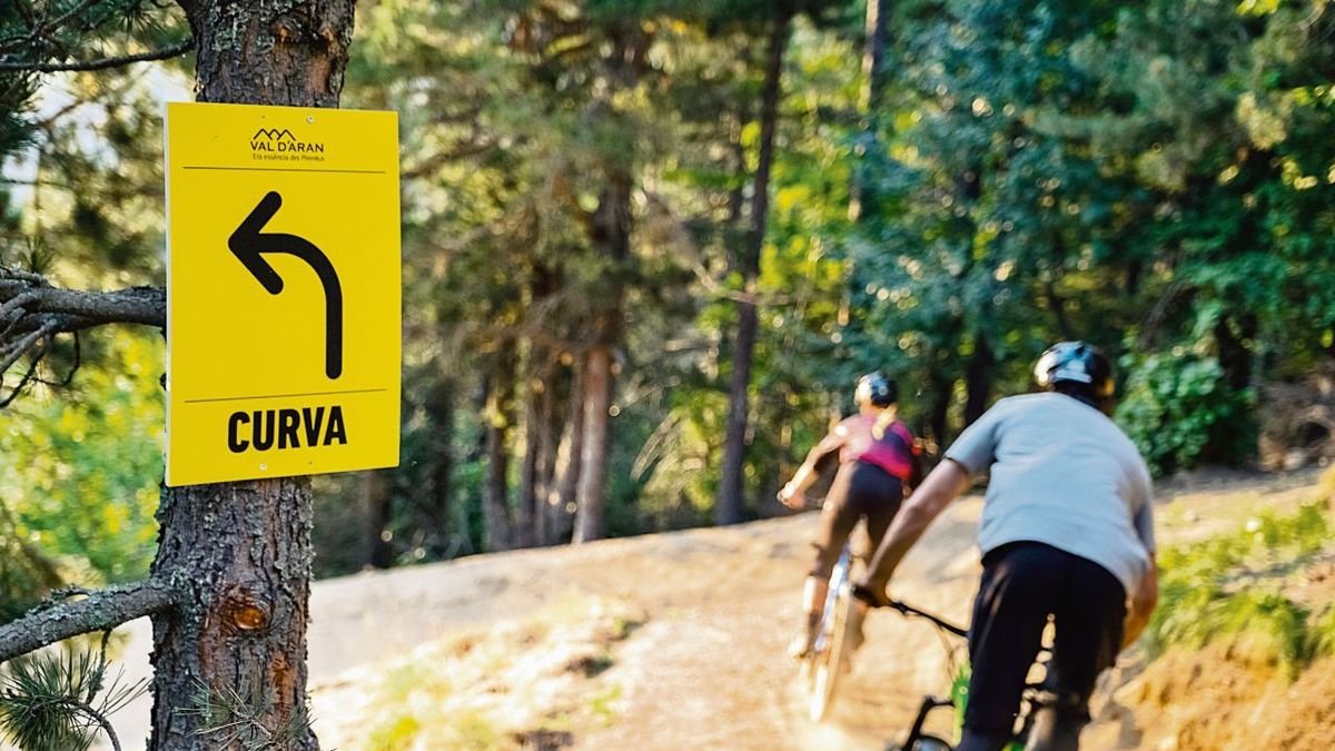 Practicants de BTT en ua des rotes ena estacion aranesa. - BAQUEIRA BERET