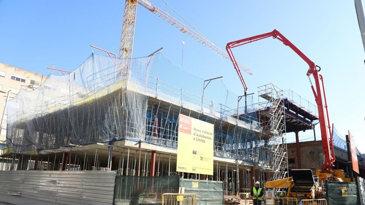 La estructura del edificio de la nueva estación de buses ya es visible desde Príncep de Viana. - MAGDALENA ALTISENT