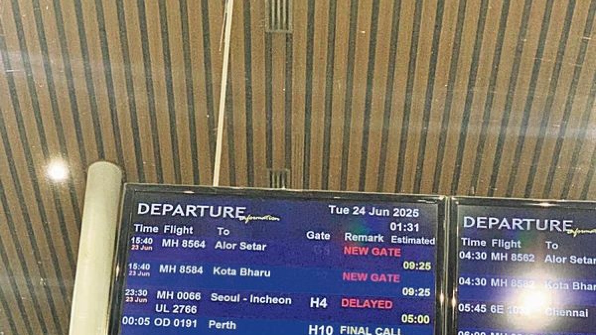 Plafó amb les cancel·lacions a l’aeroport de Kuala Lumpur. - L.G.