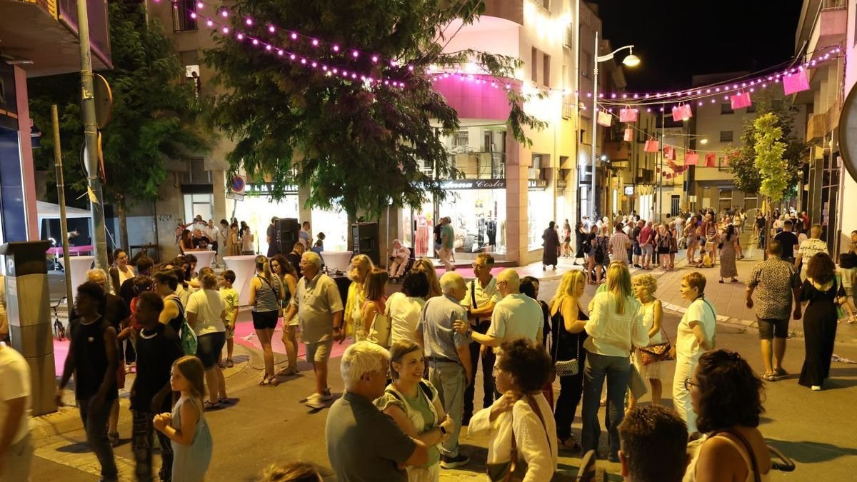 El cèntric carrer Arbeca de Mollerussa ple de gent ahir a la nit. - J. GÓMEZ