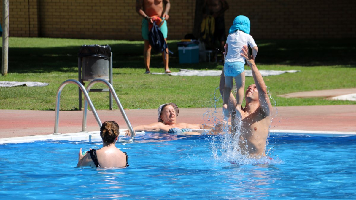 Bañistas de las piscinas municipales del barrio de Cappont de Lleida