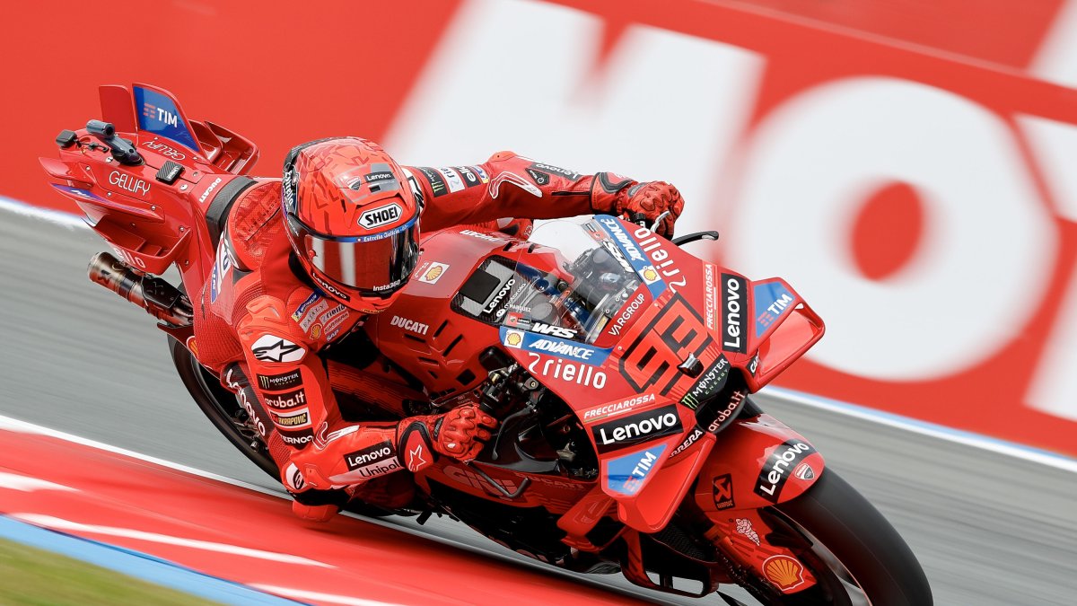 Marc Márquez, durant els entrenaments lliures de MotoGP abans de la 100a edició de la TT de Motociclisme a Assen, Països Baixos.