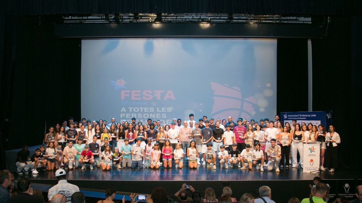 Foto de grupo con todos los jugadores premiados en la Fiesta del Baloncesto leridano. - FCBQ