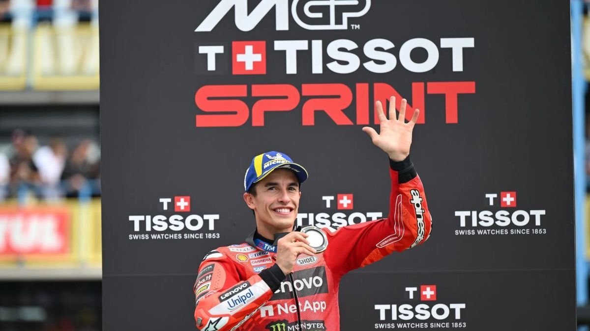 Marc Márquez saluda y muestra su medalla de ganador en la esprint de Assen. - MOTOGP