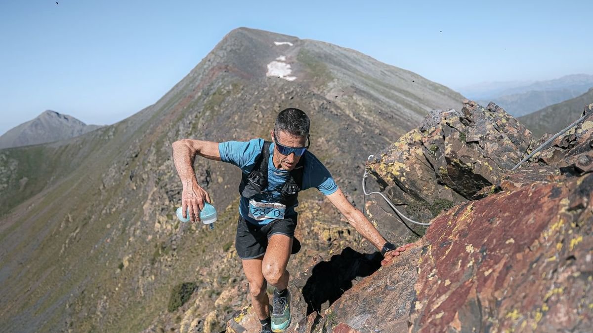 Un participante en la prueba maratón ascendiendo por una cresta de la montaña. - OCISPORT