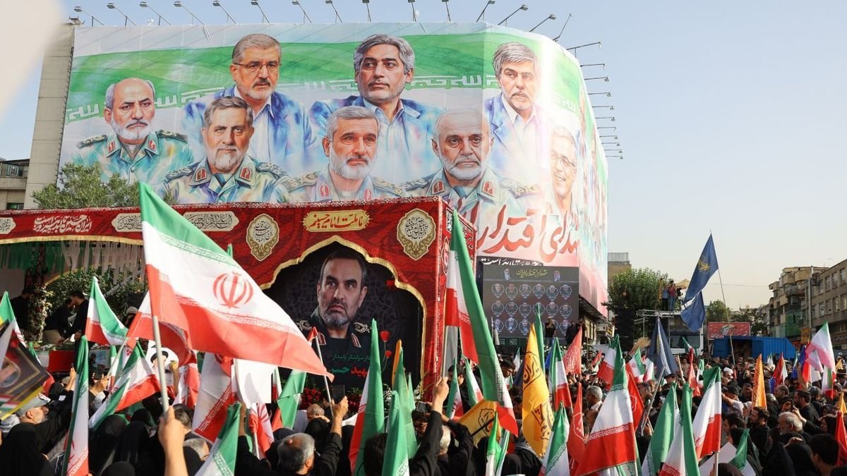 La multitud ret homenatge a la plaça Enghelab de Teheran a les víctimes en el conflicte amb Israel. - PRESIDÈNCIA DE L’IRAN