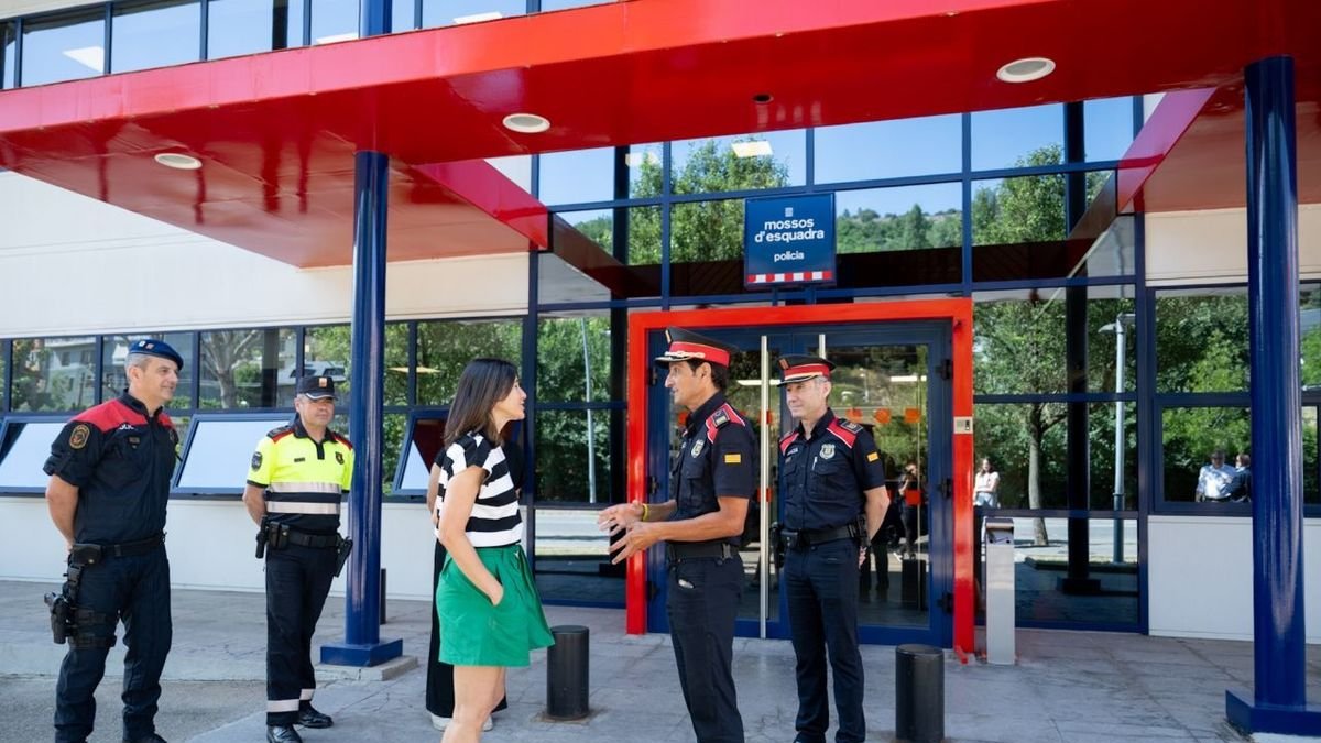 La consellera Parlon va estar divendres a la comissaria de la Seu. - INTERIOR